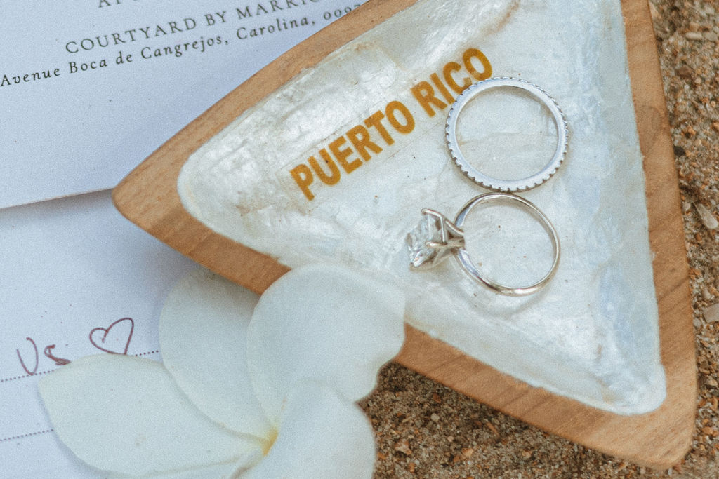 a ring dish that says puerto rico with rings in it