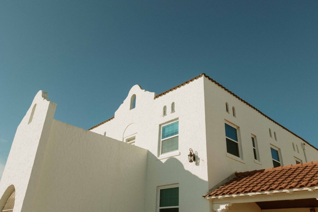 a white venue to elope at in Florida